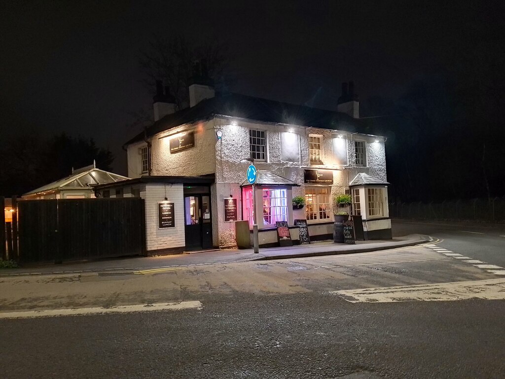 The Village Inn at night © Oscar Taylor cc-by-sa/2.0 :: Geograph ...