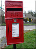 TR2645 : EIIR postbox, Stonehall Road by John Baker