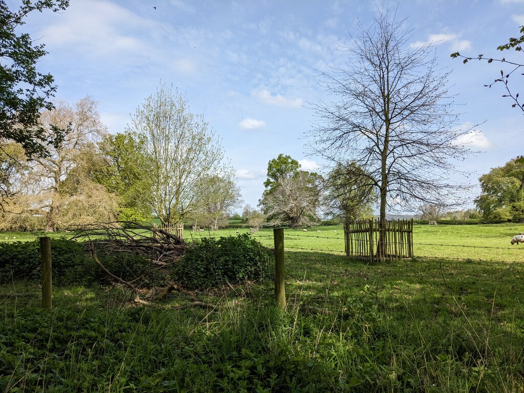 farmland-by-the-weir-garden-fabian-musto-cc-by-sa-2-0-geograph