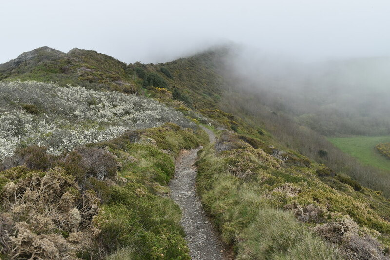 on-the-ridge-between-castle-point-and-david-martin-cc-by-sa-2-0