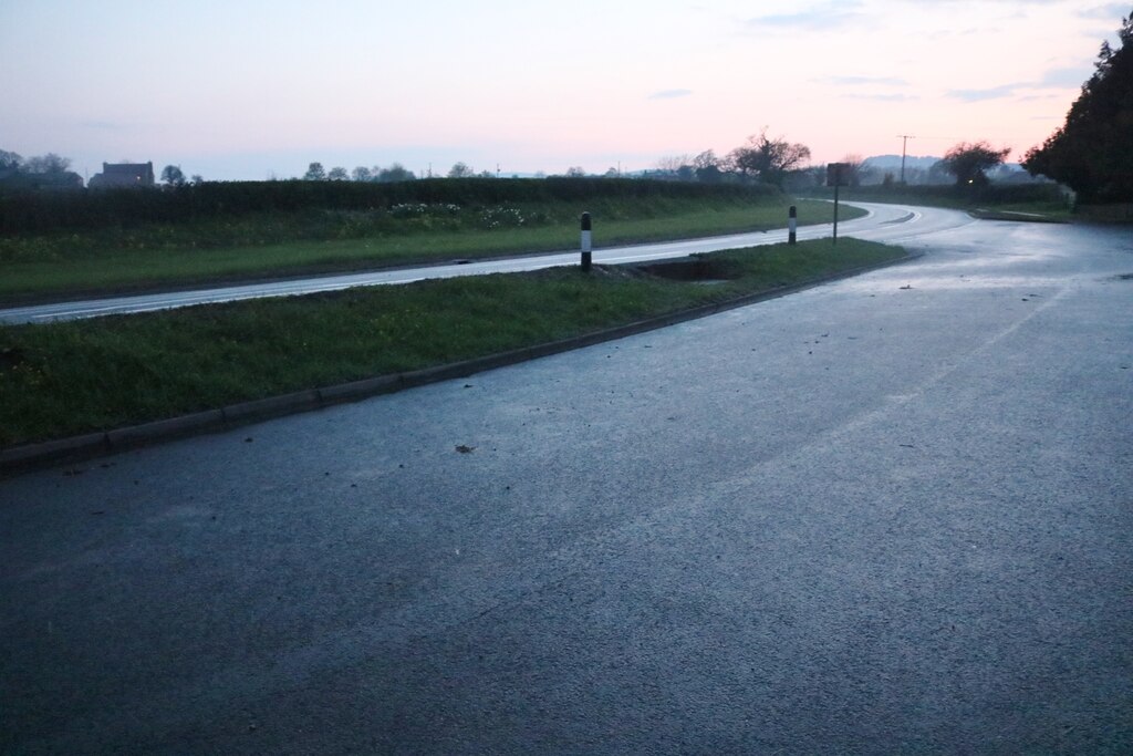 Layby on The A40, Birdwood © David Howard ccbysa/2.0 Geograph