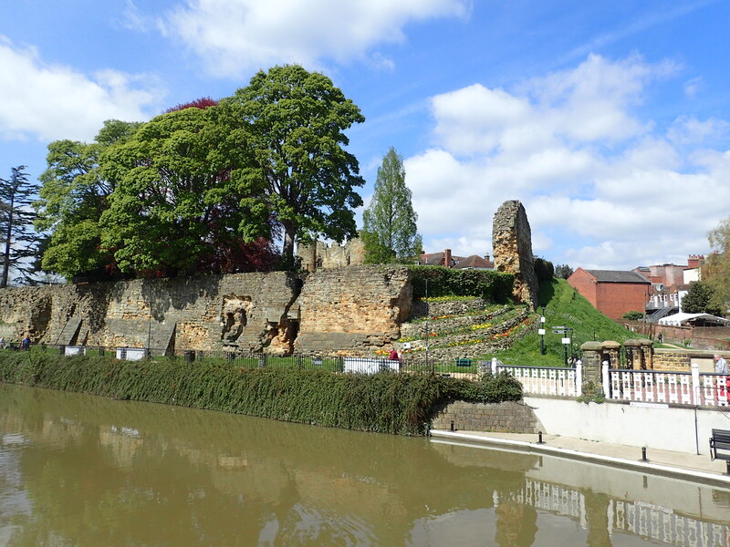 Tonbridge Castle seen across the River... © Marathon cc-by-sa/2.0 ...