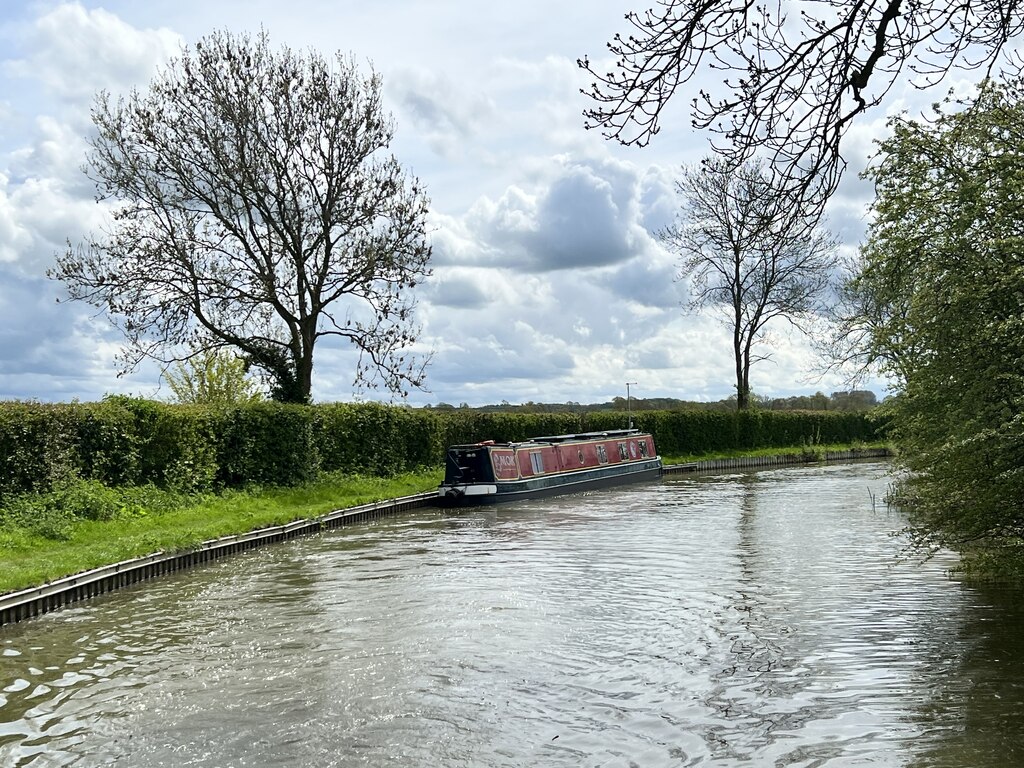 grand-union-canal-andrew-abbott-cc-by-sa-2-0-geograph-britain-and