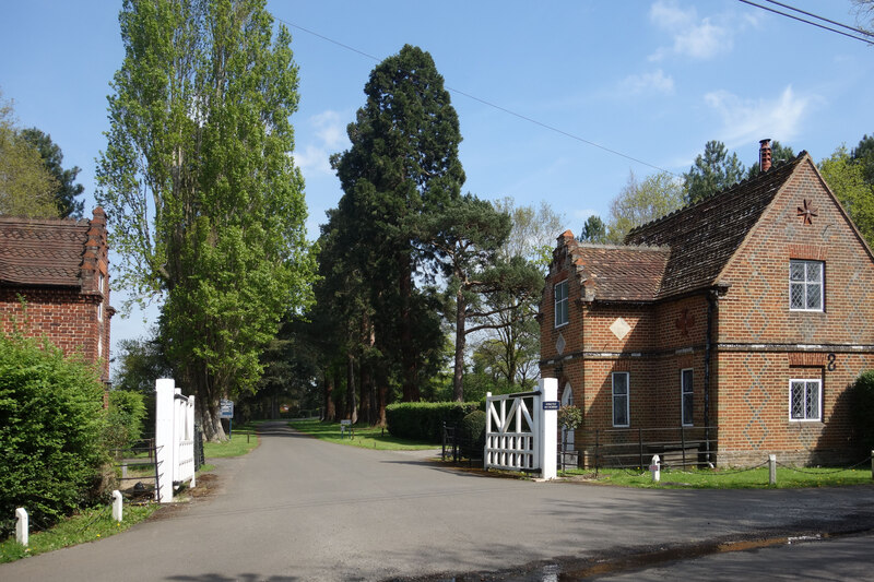 gate-and-lodge-sutton-park-des-blenkinsopp-cc-by-sa-2-0-geograph