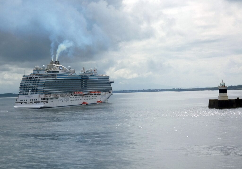 Regal Princess off Holyhead © Gerald England ccbysa/2.0 Geograph