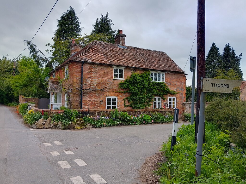 Winterley Cottage \u00a9 Oscar Taylor cc-by-sa\/2.0 :: Geograph Britain and Ireland