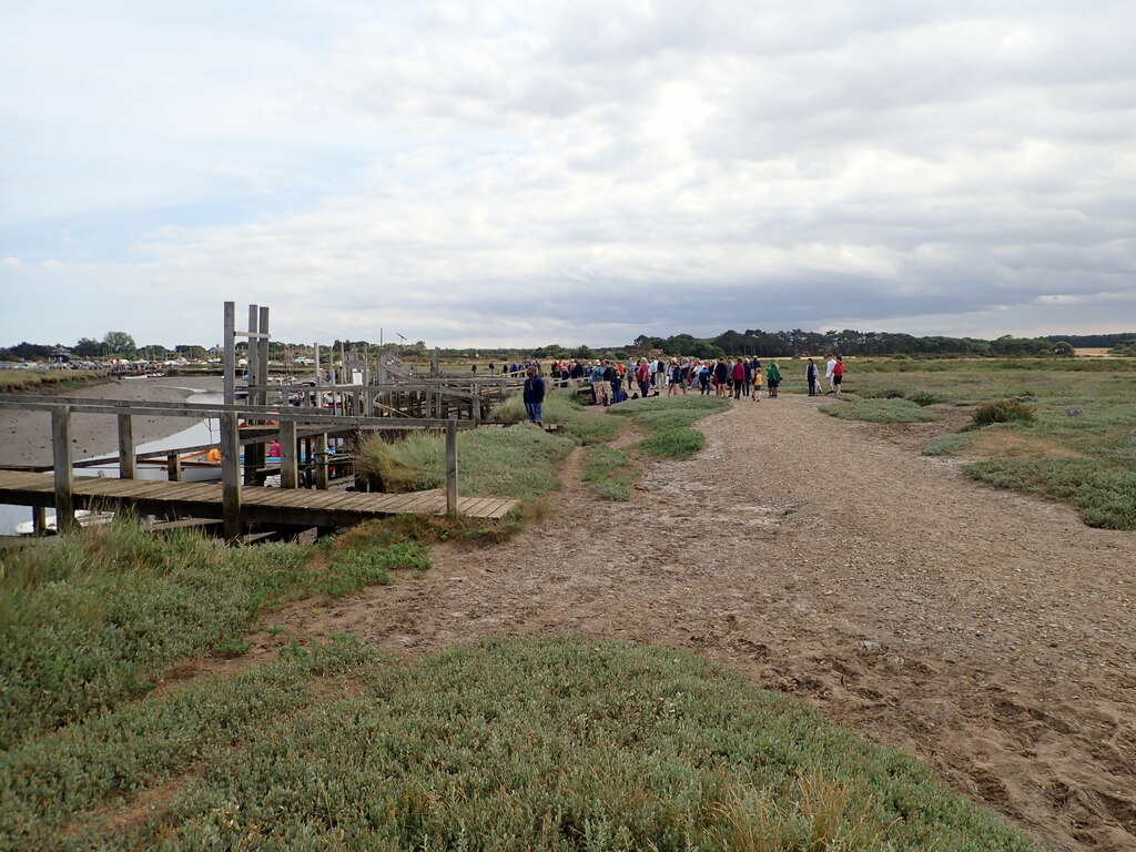 visitors-queuing-for-boat-trips-to-eirian-evans-cc-by-sa-2-0