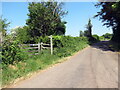 Llwybr ceffyl yn gadael yr heol / A bridleway exits the road