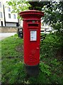 Elizabeth II postbox on Upper Brook Hill, Woodstock