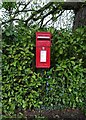 Elizabeth II postbox on Station Road, Fladbury Cross