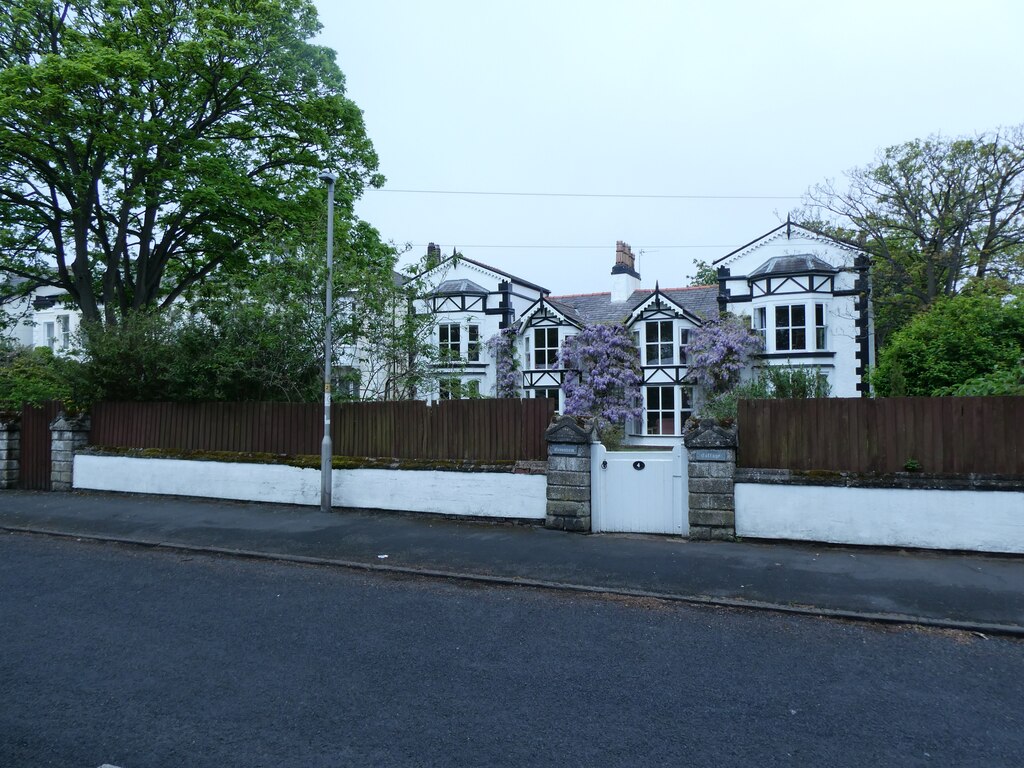 double-fronted-house-with-black-and-david-smith-cc-by-sa-2-0