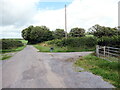 Llwybr yn gadael yr heol / Path exiting the road