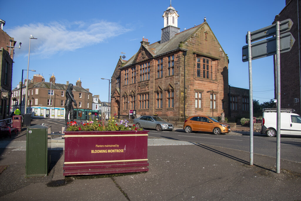 montrose-library-high-street-montrose-adrian-diack-cc-by-sa-2-0