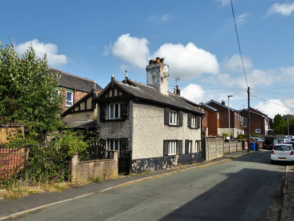 unusual-house-on-deansgate-kevin-waterhouse-cc-by-sa-2-0-geograph