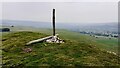 SD9890 : Small cairn with wooden post at east end of Ivy Scar by Roger Templeman