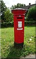 Elizabeth II postbox on Northampton Road, Kettering