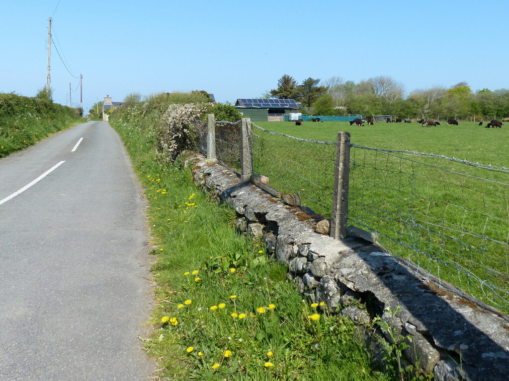 lane-and-farmland-at-saron-mat-fascione-cc-by-sa-2-0-geograph