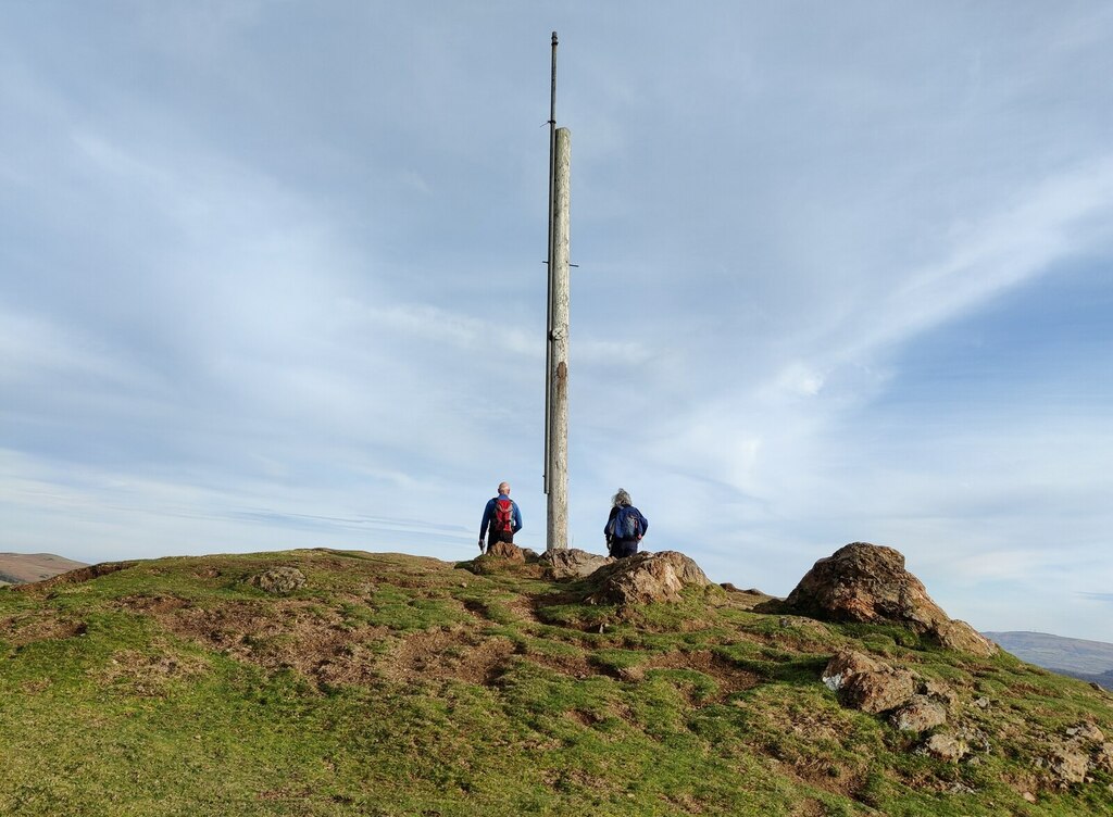 wooden-pole-on-the-south-summit-of-mat-fascione-cc-by-sa-2-0