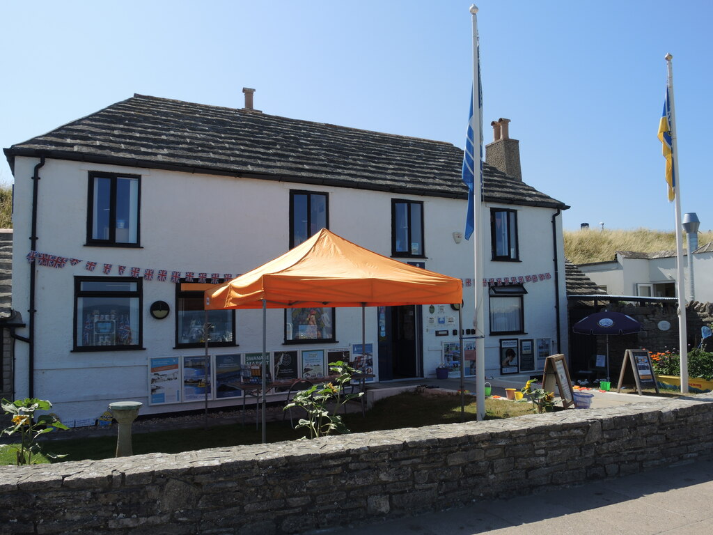 it-s-so-hot-they-put-a-gazebo-up-neil-owen-cc-by-sa-2-0-geograph