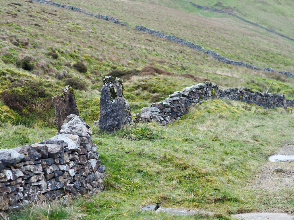 Gate posts, Occupation Lane © Mick Garratt cc-by-sa/2.0 :: Geograph ...