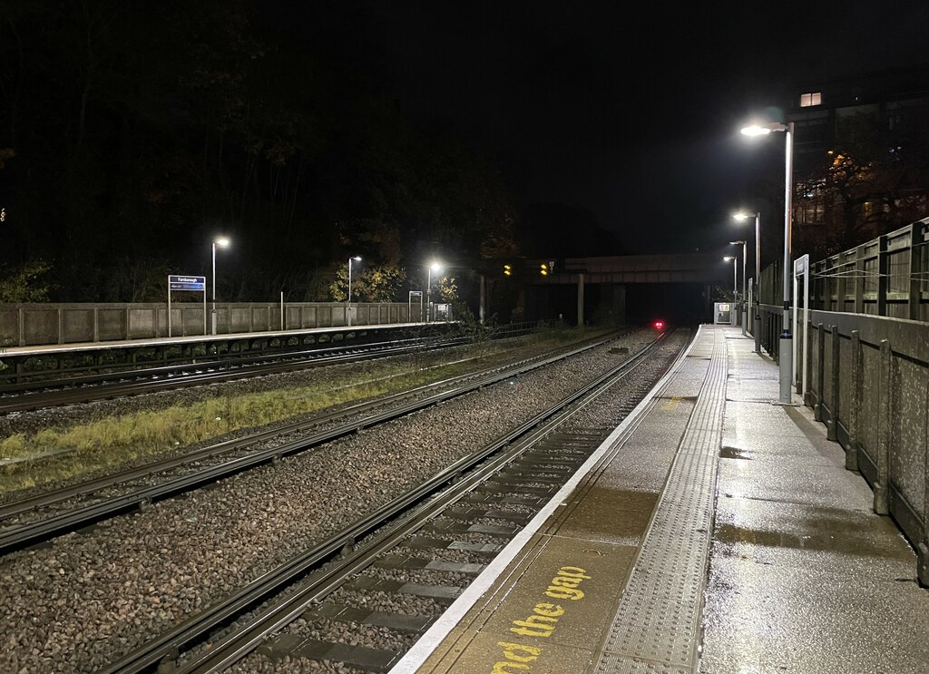 end-of-a-long-day-platform-2-mr-ignavy-cc-by-sa-2-0-geograph