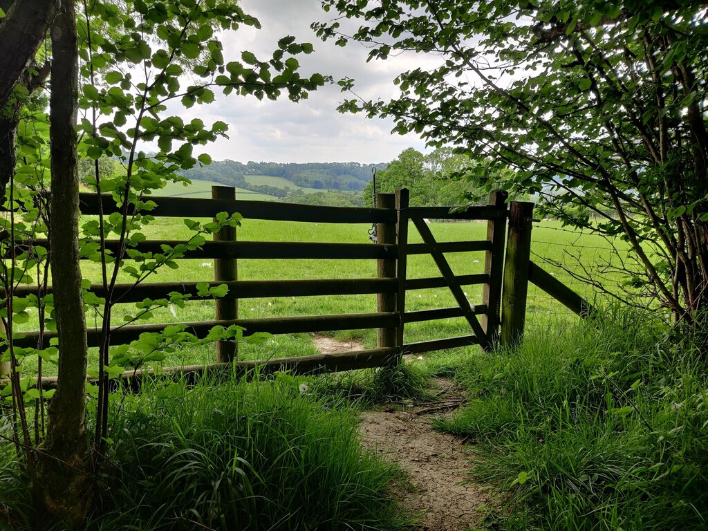 path-and-gate-leading-to-westhope-mat-fascione-cc-by-sa-2-0