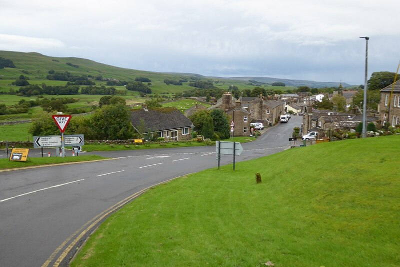 Entering Hawes © Philip Halling cc-by-sa/2.0 :: Geograph Britain and ...