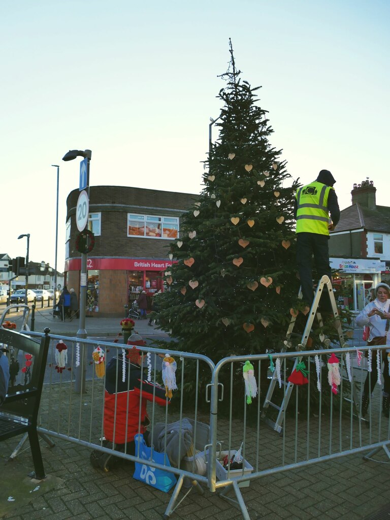 decorating-the-christmas-tree-in-stephen-craven-cc-by-sa-2-0