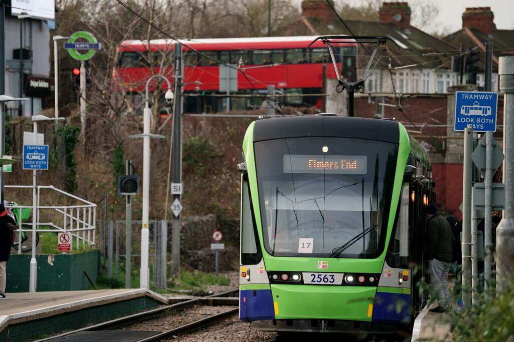 london-s-transport-peter-trimming-cc-by-sa-2-0-geograph-britain