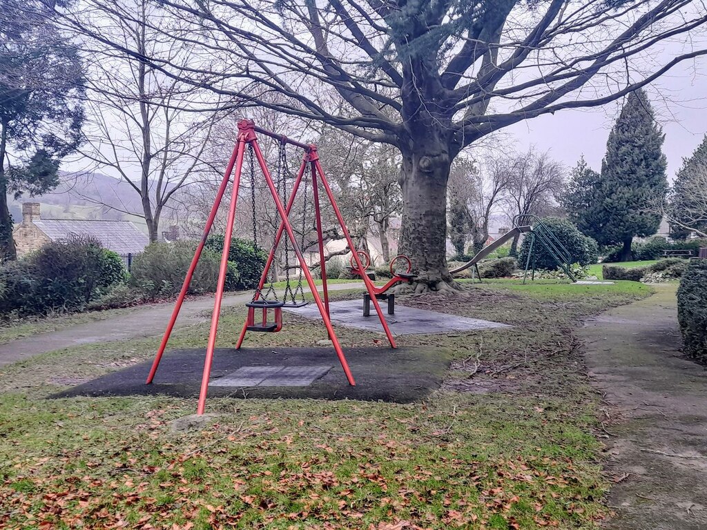 children-s-play-area-in-sparrow-park-ian-calderwood-cc-by-sa-2-0