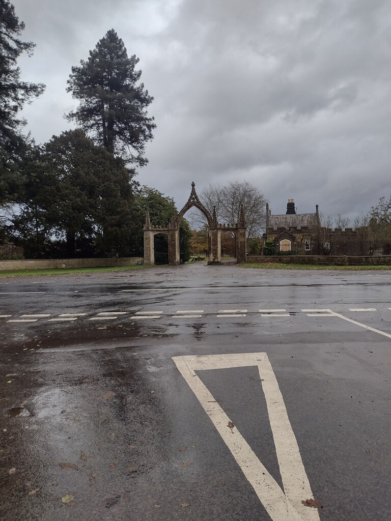 Gateway to Clytha Park © Kevin Pearson cc-by-sa/2.0 :: Geograph Britain ...