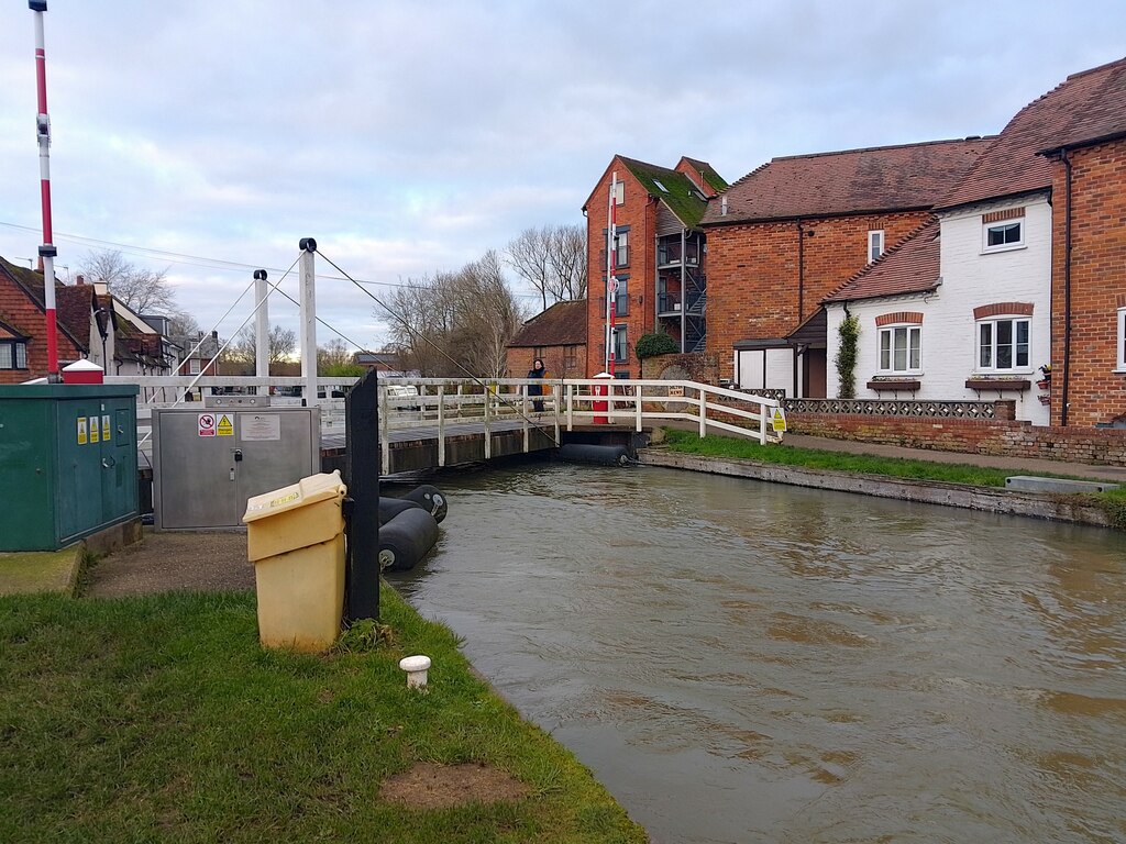 West Mills Swingbridge © Oscar Taylor cc-by-sa/2.0 :: Geograph Britain ...