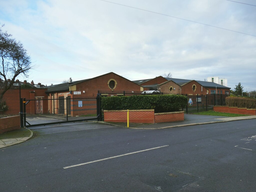 Hunslet Moor Primary School, Fairford... © Stephen Craven cc-by-sa/2.0 ...