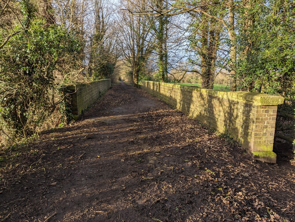 footpath-on-the-former-railway-line-tcexplorer-cc-by-sa-2-0