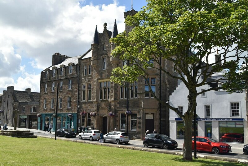 Kirkwall Town Hall © N Chadwick cc-by-sa/2.0 :: Geograph Britain and ...