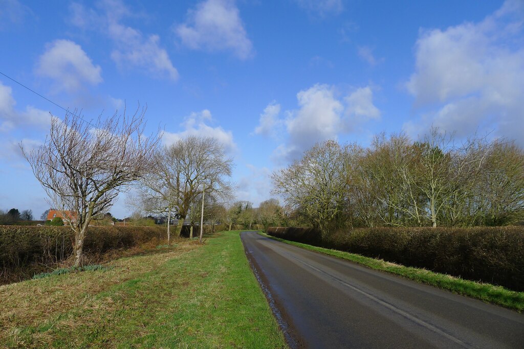 Willoughby Road approaching Olde... © Tim Heaton cc-by-sa/2.0 ...