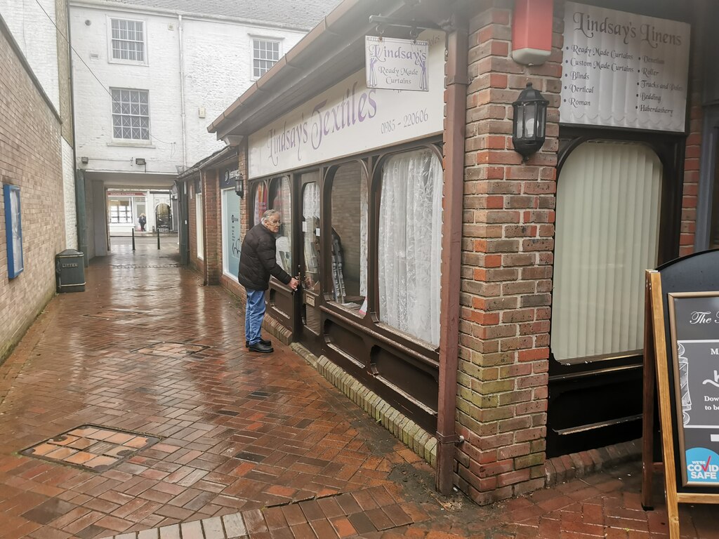 Warminster : The Cornmarket © Lewis Clarke cc-by-sa/2.0 :: Geograph ...