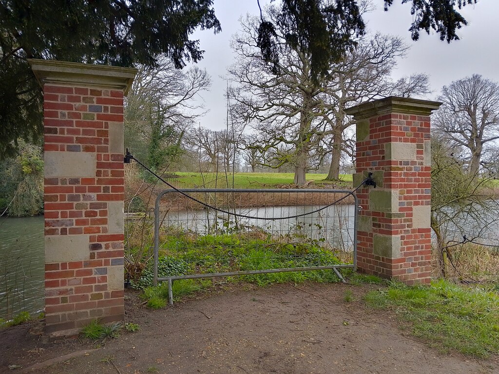 Remnants of bridge, The Vyne © Oscar Taylor cc-by-sa/2.0 :: Geograph ...