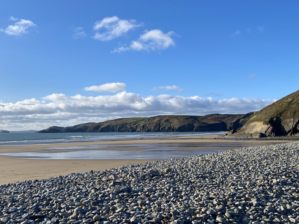 Pebble beach at Newgale © Alan Hughes cc-by-sa/2.0 :: Geograph Britain ...