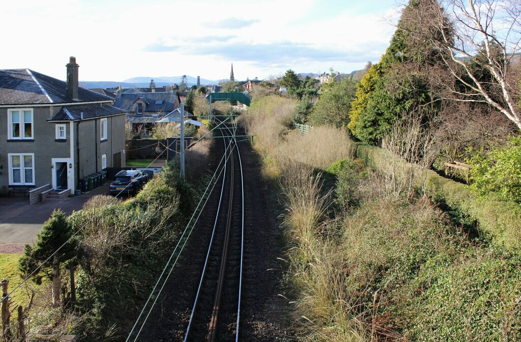 Railway line heading to Helensburgh... © Richard Sutcliffe cc-by-sa/2.0 ...