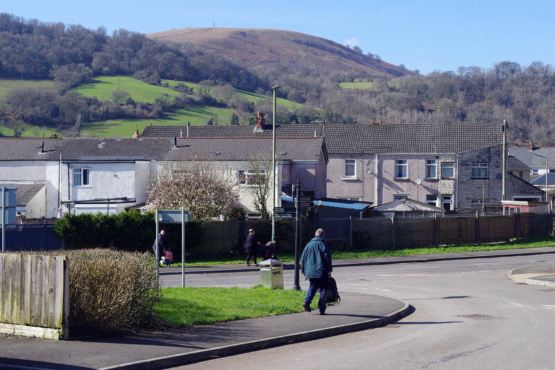 Leaving Risca And Pontymister Station Stephen Mckay Cc By Sa Geograph Britain And Ireland