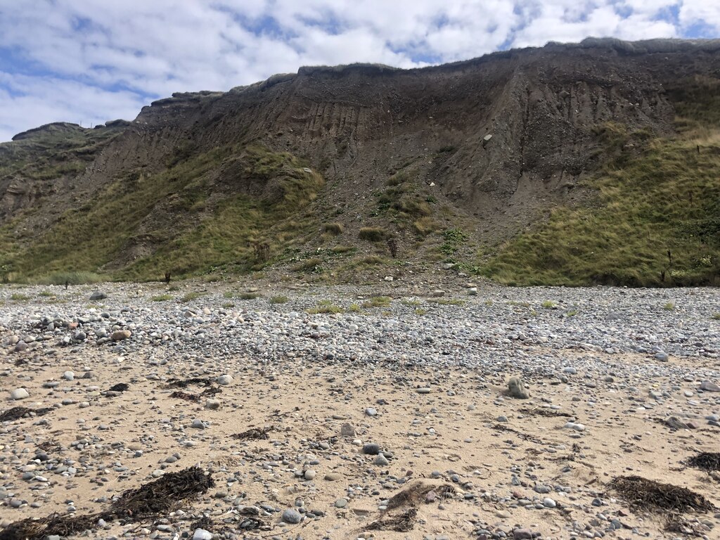 Crumbling cliffs, Dinas Dinlle © Eirian Evans cc-by-sa/2.0 :: Geograph ...