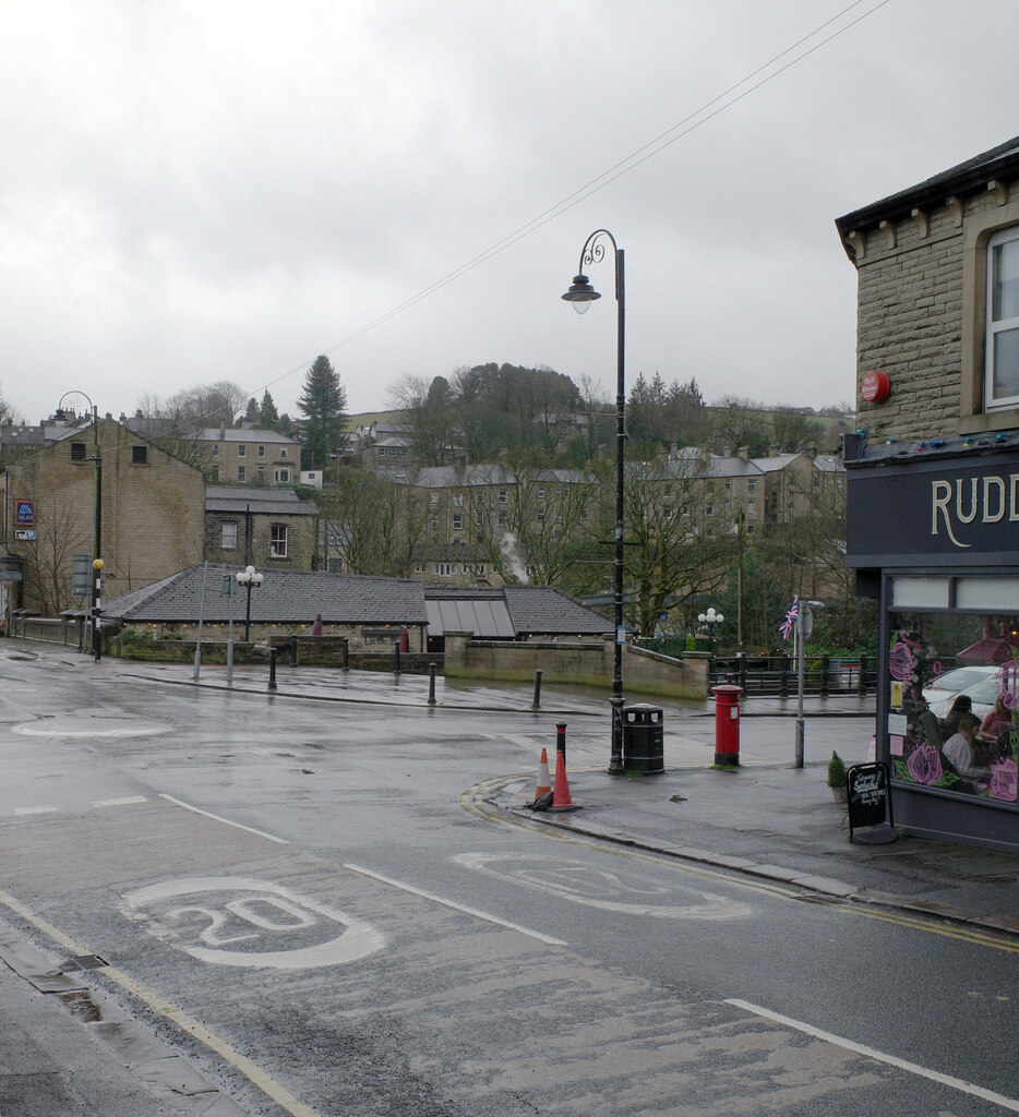 The junction of Station Road and Market... © habiloid cc-by-sa/2.0 ...