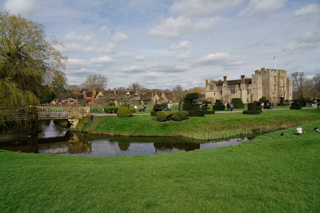 Hever Castle © Peter Trimming cc-by-sa/2.0 :: Geograph Britain and Ireland