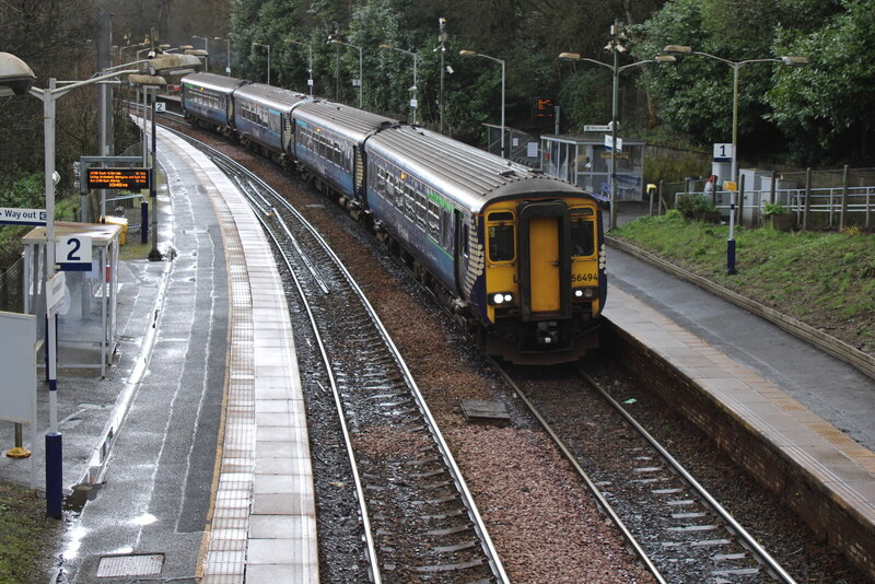 Train at Thornliebank Station © Richard Sutcliffe cc-by-sa/2.0 ...