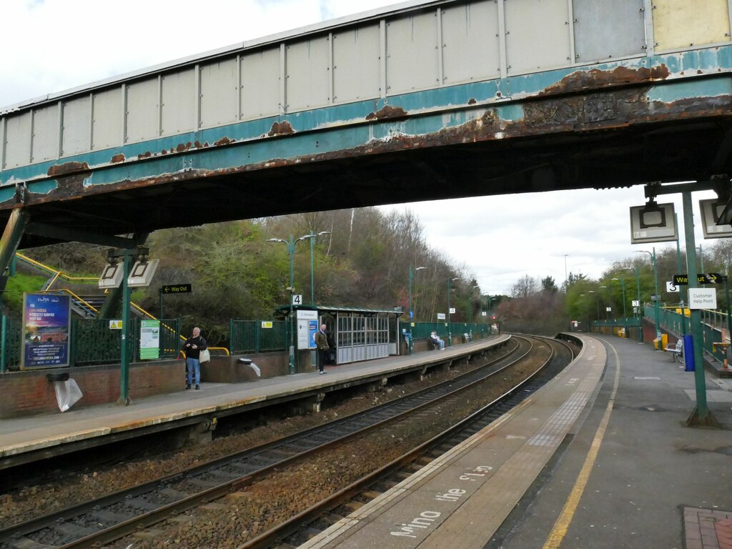 Meadowhall station, platform 4 © Stephen Craven cc-by-sa/2.0 ...