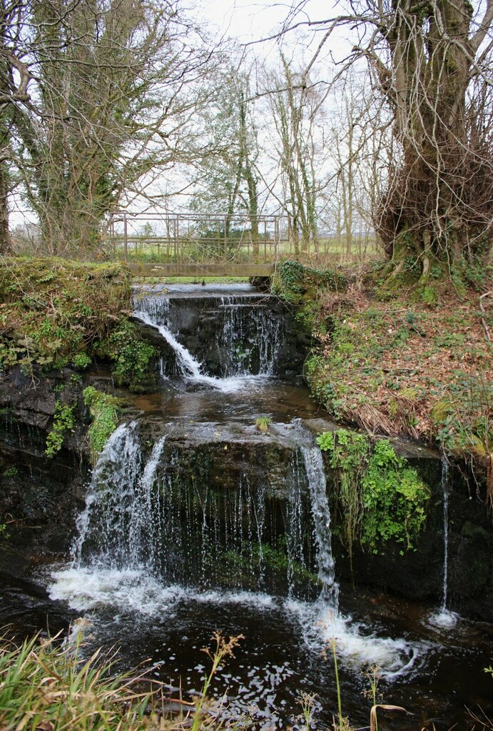 Water from the mill pond © Richard Sutcliffe cc-by-sa/2.0 :: Geograph ...