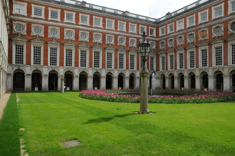 Fountain Court, Hampton Court © Philip Halling Cc-by-sa 2.0 :: Geograph 