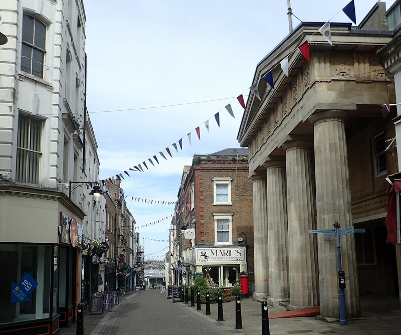 Portico in Gravesend © Marathon cc-by-sa/2.0 :: Geograph Britain and ...