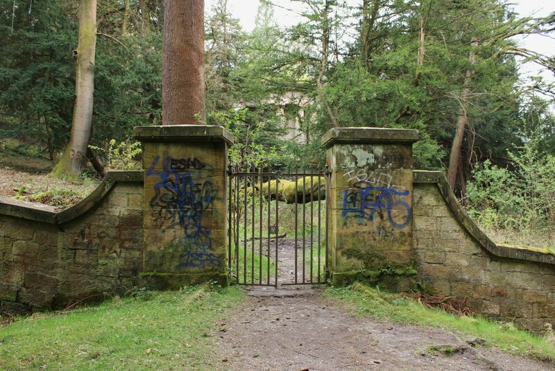 Gates in the wall © Richard Sutcliffe cc-by-sa/2.0 :: Geograph Britain ...